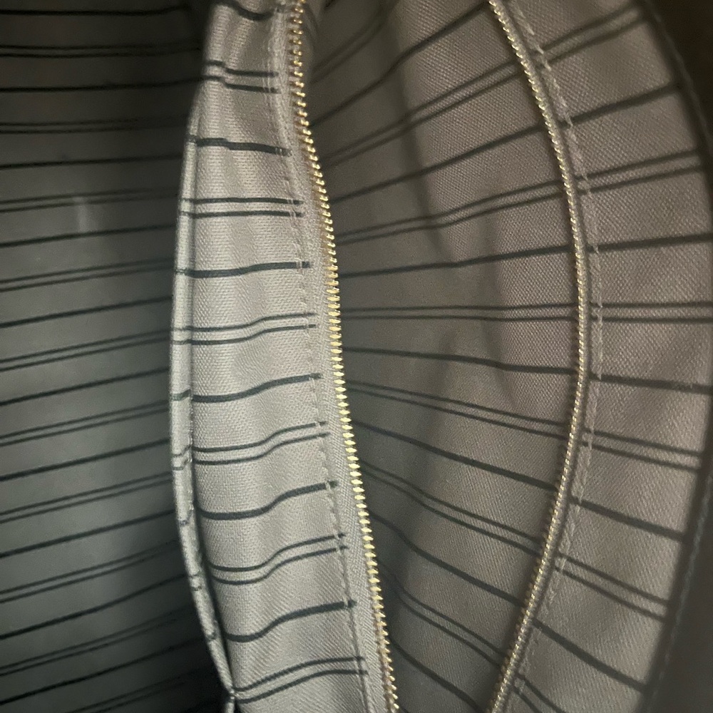 Pristine Condition All Black Authentic Louis Vuit… - image 5